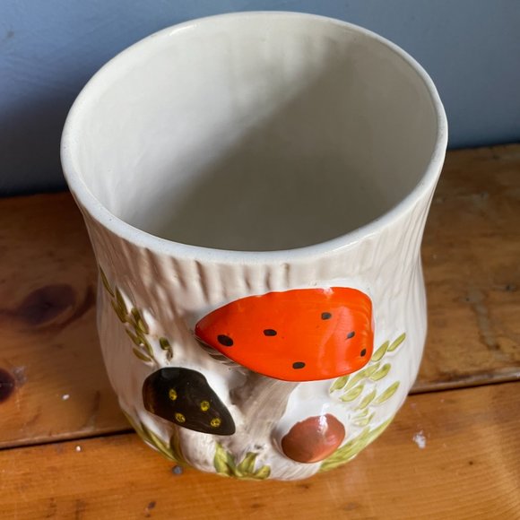 Sears Merry Mushroom Canister and salt and pepper shaker set - Picture 5 of 5